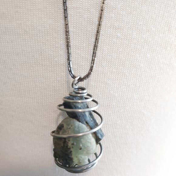 Olivine Stone Wraped Pendant Necklace - Picture 5 of 10